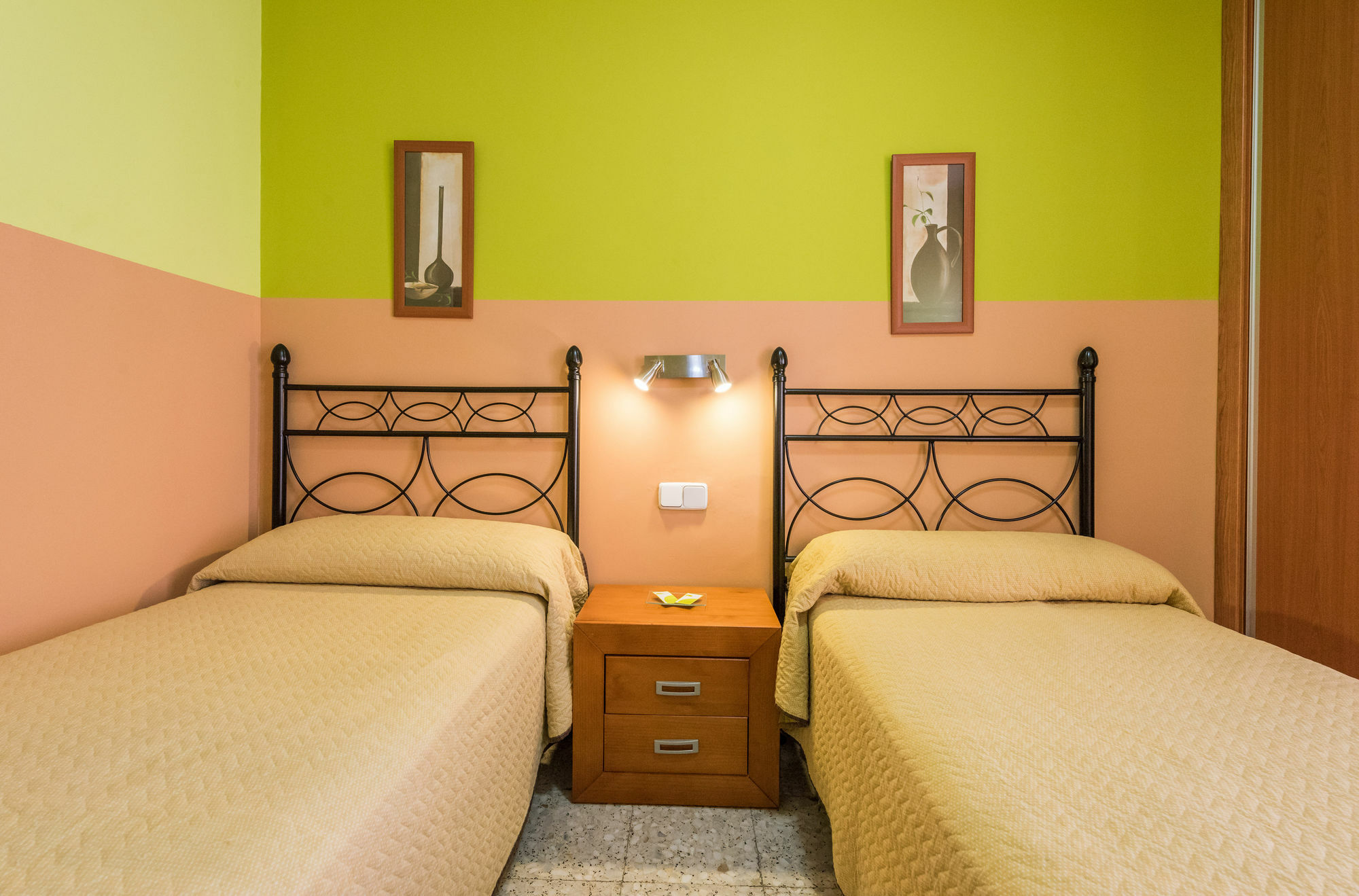Hostal Arkanta Арганда дел Рей Екстериор снимка